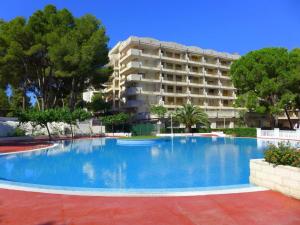 ein großes Schwimmbad vor einem Gebäude in der Unterkunft Catalonia Park Apartamentos in Salou