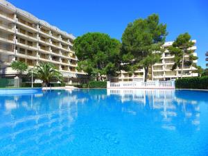 ein großes Schwimmbad vor einem Gebäude in der Unterkunft Catalonia Park Apartamentos in Salou + 30 Fotos