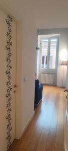 salon z niebieskim krzesłem i drzwiami w obiekcie Casa Tiffany Piazza di Spagna w Rzymie