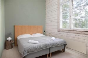 a bedroom with a bed with two towels on it at Stay North - Matilda in Mathildedal