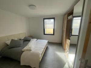 une chambre avec un lit et une fenêtre dans l'établissement l'Esquirou, à Malemort-du-Comtat