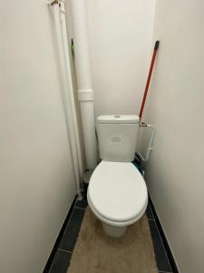 - une salle de bains avec des toilettes blanches dans une cabine dans l'établissement Tour Eiffel Alasseur 2 Paris, à Paris