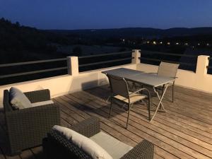 Rõdu või terrass majutusasutuses Studio au calme, grande terrasse avec vue vallée