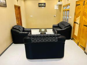 a waiting room with two chairs and a table at Right Choice House in Vaddakkachchi