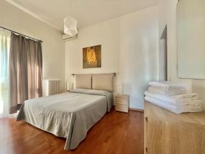 ein Schlafzimmer mit einem Bett und einem Stapel Handtücher in der Unterkunft Residence Beatrix in Bardolino