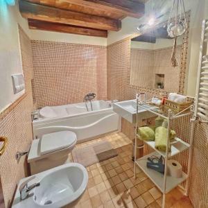 Kúpeľňa v ubytovaní La Locanda dei Fedeli di Vitorchiano + 31 fotografií