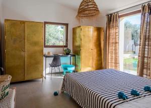 Un dormitorio con una cama y una ventana grande. en Villa Casalina, en Marina di Campo