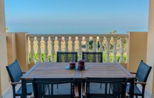 mesa de comedor con sillas y balcón en Vista Blava, en Denia