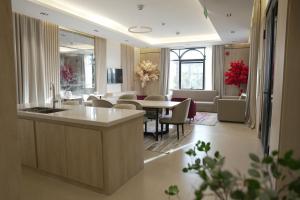 a living room with a table and a dining room at Voyage Itlalat Resort منتجع وشاليهات فوياج اطلالات in Al ‘Uyaynah