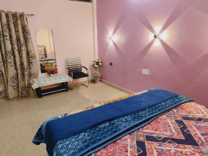 Uma cama ou camas num quarto em Dev Paradise Ayodhya