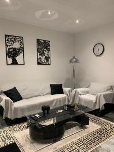 una sala de estar con un sofá y una mesa en Villa THEO, en Kallithea Halkidikis