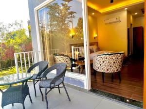 Balkón nebo terasa v ubytování The Jungle Woods Resort, Jim Corbett - A Boutique Hidden Gem