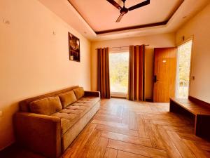 Posezení v ubytování The Jungle Woods Resort, Jim Corbett - A Boutique Hidden Gem