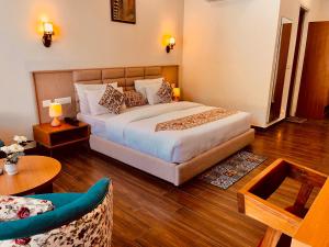 Postel nebo postele na pokoji v ubytování The Jungle Woods Resort, Jim Corbett - A Boutique Hidden Gem
