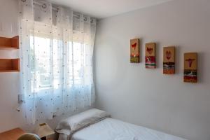 Un dormitorio con una cama y una ventana en Vista Blava, en Denia 36 fotos más