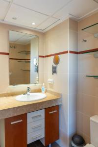 un baño con lavabo y espejo en Vista Blava, en Denia