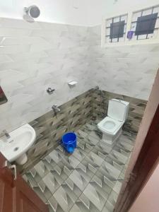 ein Badezimmer mit Toilette und Waschbecken in der Unterkunft Apartmenr Ecstacy in Kochi