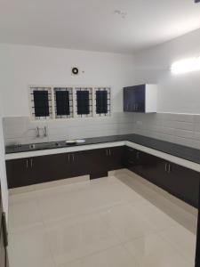 ein großes Badezimmer mit Waschbecken und Spiegeln in der Unterkunft Apartmenr Ecstacy in Kochi