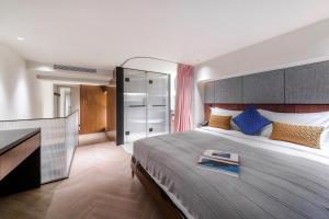 Postel nebo postele na pokoji v ubytování Citadines Gu Bei Shanghai
