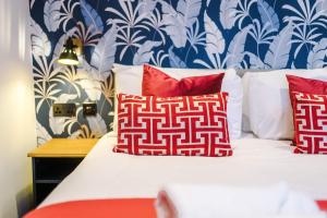 Кровать или кровати в номере James Court Complex - Sleeps 24