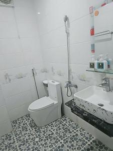 a bathroom with a toilet and a sink at Nhà Khách Hoàng Thắng in Bồng Sơn