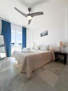 Postel nebo postele na pokoji v ubytování Apartamento Aguamarina 4B Primera Línea de Playa