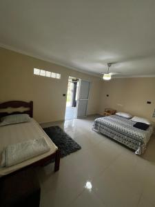 En eller flere senge i et værelse på Casa dos fundos em condomínio