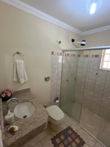 Et badeværelse på Casa dos fundos em condomínio