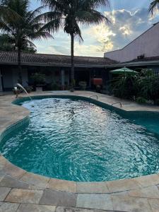 Swimmingpoolen hos eller tæt på Casa dos fundos em condomínio