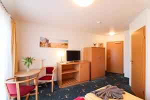 TV a/nebo společenská místnost v ubytování Aparthotel Leuchtfeuer Rügen