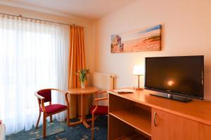 TV a/nebo společenská místnost v ubytování Aparthotel Leuchtfeuer Rügen