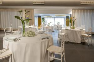A restaurant or other place to eat at Hotel I Gigli