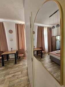 Postel nebo postele na pokoji v ubytování Kompletně vybavené studio u divadla - Wi-Fi zdarma