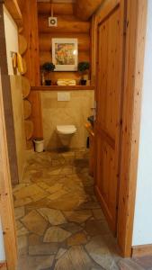 une salle de bain avec toilettes dans une cabane en rondins dans l'établissement Eifelurlaub - kanadisches Blockstamm Ferienhaus für 12 Personen, à Schleiden