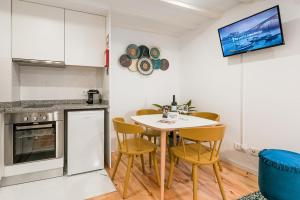 a kitchen with a table and chairs in a room at GuestReady - Easygoing Pool to River in Bandeira +16 photos