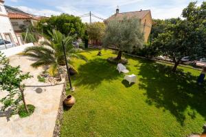 una vista aérea de un jardín con árboles y sillas en APARTAMENTO SAN MIGUEL N.2, en Jarandilla de la Vera