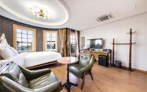 TV a/nebo společenská místnost v ubytování Lamer Hotel + 28 fotografií