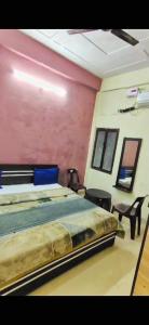 Postel nebo postele na pokoji v ubytování Hotel Shri Jeevan Dham
