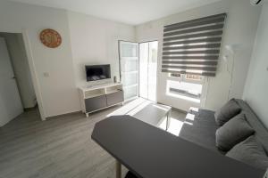 a living room with a couch and a tv at Apartamento San Miguel N.3 in Jarandilla de la Vera