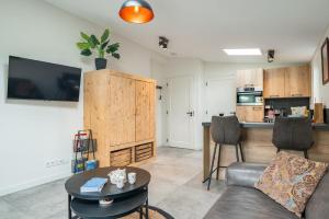 オーストカペッレにあるHello Zeeland - Vakantiewoning Noordweg 4aのソファとテーブルのあるリビングルーム