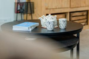 オーストカペッレにあるHello Zeeland - Vakantiewoning Noordweg 4aの茶碗2杯本付テーブル