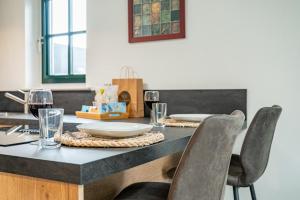 オーストカペッレにあるHello Zeeland - Vakantiewoning Noordweg 4aのダイニングルームテーブル(ワイン2杯付) +17枚の写真