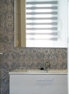 a bathroom with a sink and a mirror at Apartamento San Miguel N.3 in Jarandilla de la Vera +10 photos