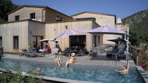 Bazén v ubytování Le Volcan des Sens, chambres d'hotes de luxe et SPA privatif nebo v jeho okolí