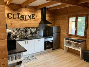 Kuchyň nebo kuchyňský kout v ubytování Chalet en bordure de forêt