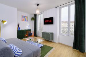 ヴィエンヌにあるLe Marty, T2 inoubliable, confort et styleのリビングルーム(ベッド1台、窓付)