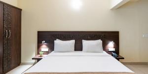 Een bed of bedden in een kamer bij Hotel Xec Residency