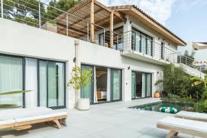 an image of a house with a swimming pool at Suites 23 in Cassis