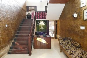 - un escalier dans une maison avec un canapé et un escalier dans l'établissement heritage inn, à Payyannūr