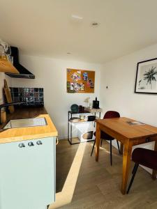 Kuchyň nebo kuchyňský kout v ubytování BeachHouse Oranje Nassau